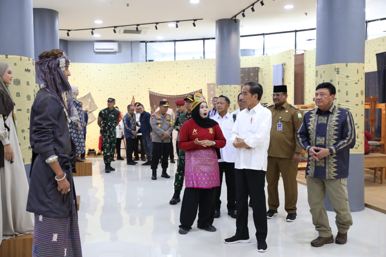 Presiden Joko Widodo berkesempatan untuk mengunjungi sejumlah karya dari anak muda Aceh. (Foto/Amanah Aceh).