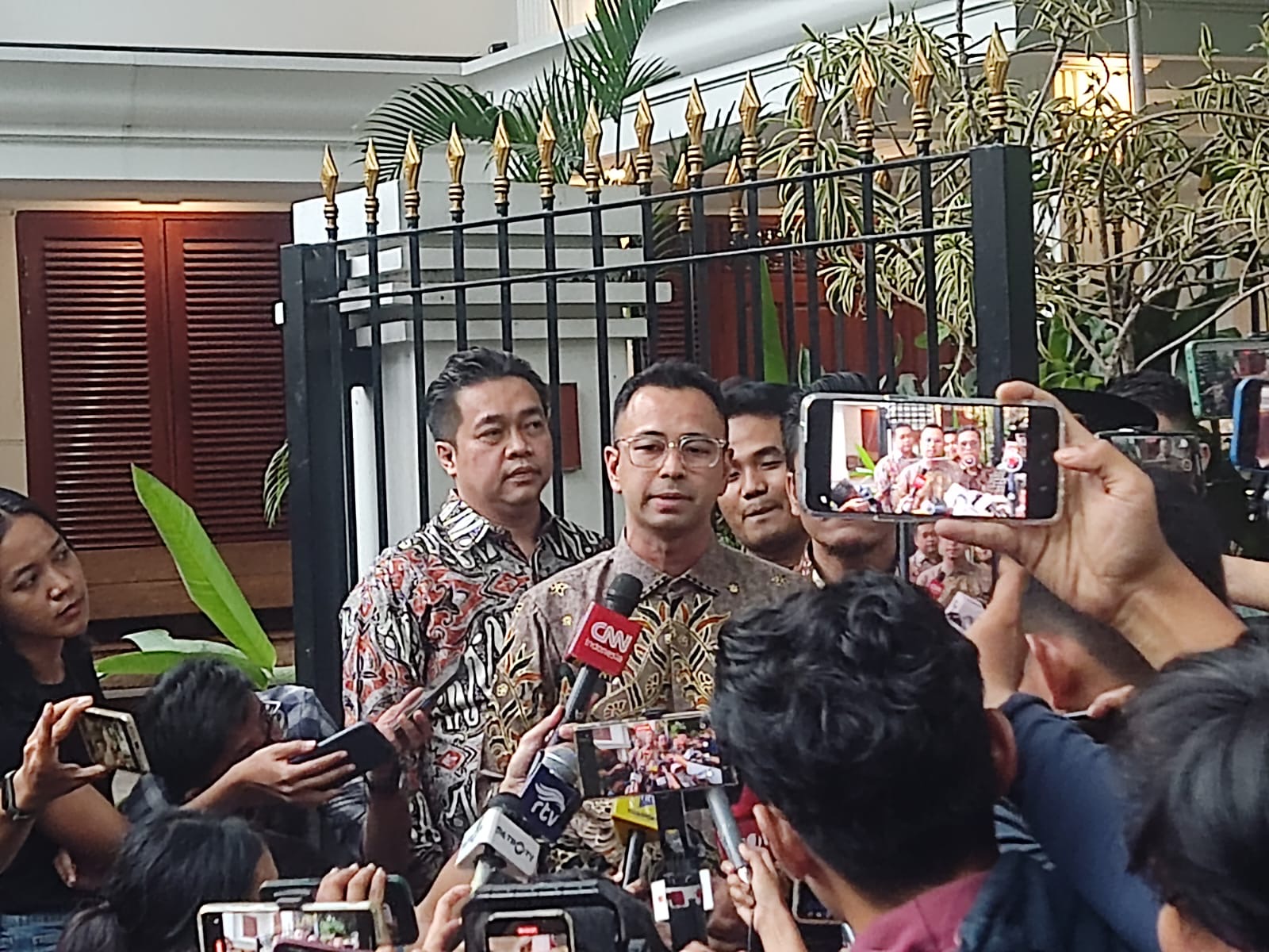 Artis Raffi Ahmad usai bertemu dengan Prabowo Subianto. (BeritaNasional/Ahda).