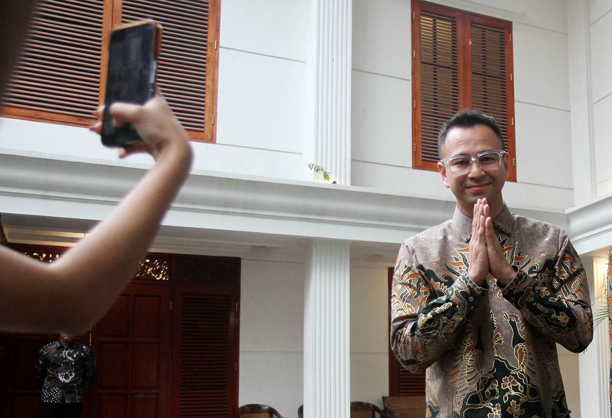 Pesohor Raffi Ahmad menyapa wartawan setibanya di kediaman Presiden Terpilih Prabowo Subianto di Jalan Kertanegara, Jakarta Selatan, Selasa (15/10/2024).  (BeritaNasional.com/Oke Atmaja)