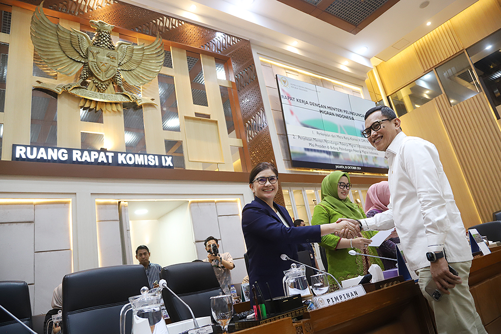 Menteri Pelindungan Pekerja Migran Indonesia (PPMI)/Badan Pelindungan PMI (BP2MI) Abdul Kadir Karding bersama jajaran menghadiri rapat kerja bersama komisi IX. (BeritaNasional/Elvis Sendouw)