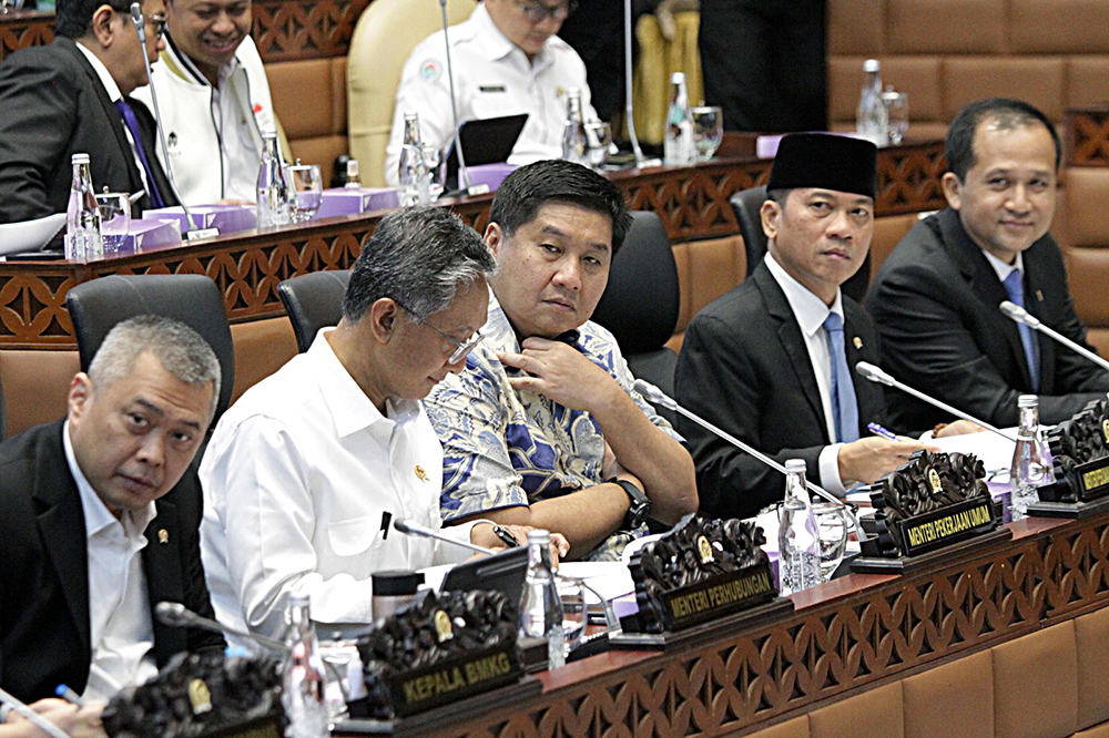 Rapat Kerja Komisi V bersama 5 Menteri bahas penjelasan tugas pokok dan fungsi masing-masing Kementerian/Lembaga. (BeritaNasional/Elvis Sendouw)