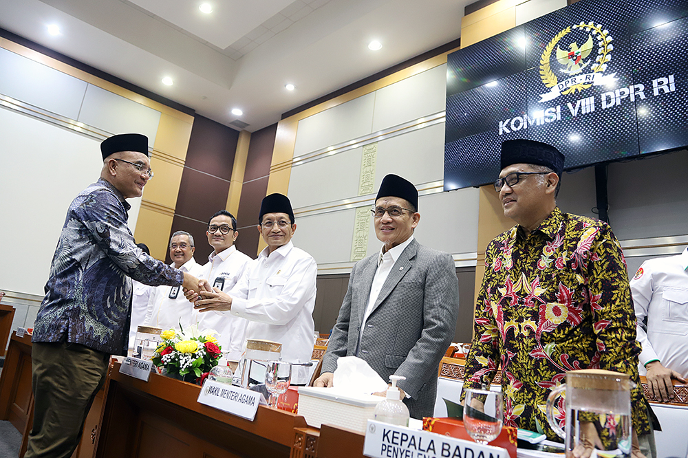 Rapat Kerja Komisi VIII bersama Kemenag, Kemenhub, dan Kemenkes membahas penyelenggaraan Haji. (BeritaNasional/Elvis Sendouw)