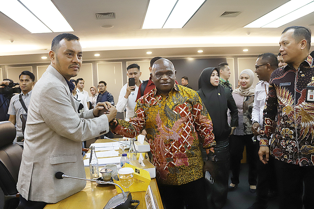 Menteri HAM Natalius Pigai menghadiri rapat kerja bersama Komisi XIII. (BeritaNasional/Elvis Sendouw)