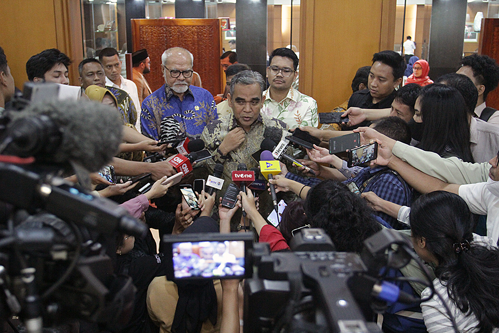 Ketua MPR RI Ahmad Muzani memberikan keterangan kepada wartawan usai rapat gabungan MPR, DPR, DPD RI membahas persiapan pelantikan Presiden. (BeritaNasional/Elvis Sendouw)