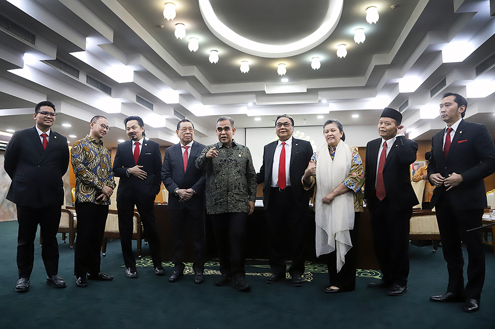 Ketua MPR RI Ahmad Muzani bersama para Wakil Ketua MPR RI berfoto bersama usai rapat pimpinan MPR RI. (BeritaNasional/Elvis Sendouw)