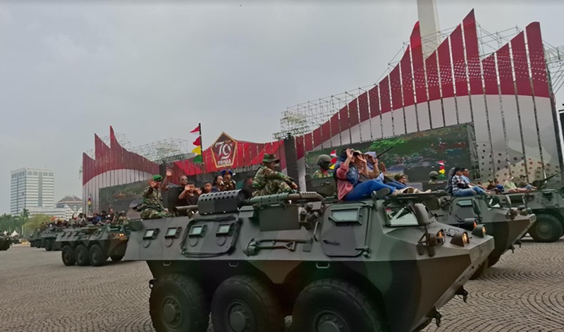 Ilustrasi masyarakat bisa naik tank (Beritanasional/Bachtiarudin)