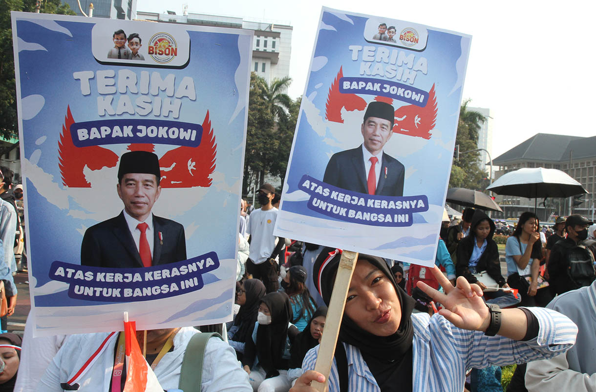 Sejumlah relawan Prabowo Subianto-Gibran Rakabuming Raka menggelar orasi terkait capaian pemerintahan Presiden Joko Widodo-Ma'ruf Amin di kawasan Patung Kuda, Jakarta Pusat, pada Jumat (18/10/2024).(BeritaNasional.com/Oke Atmaja)