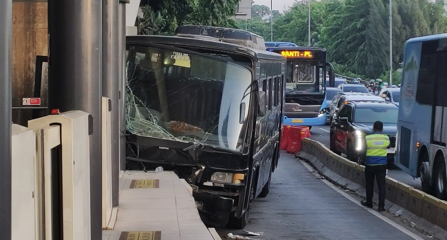 Bus Paspampres Tabrak Halte Transjakarta (Foto/akun X @shintaagust1).