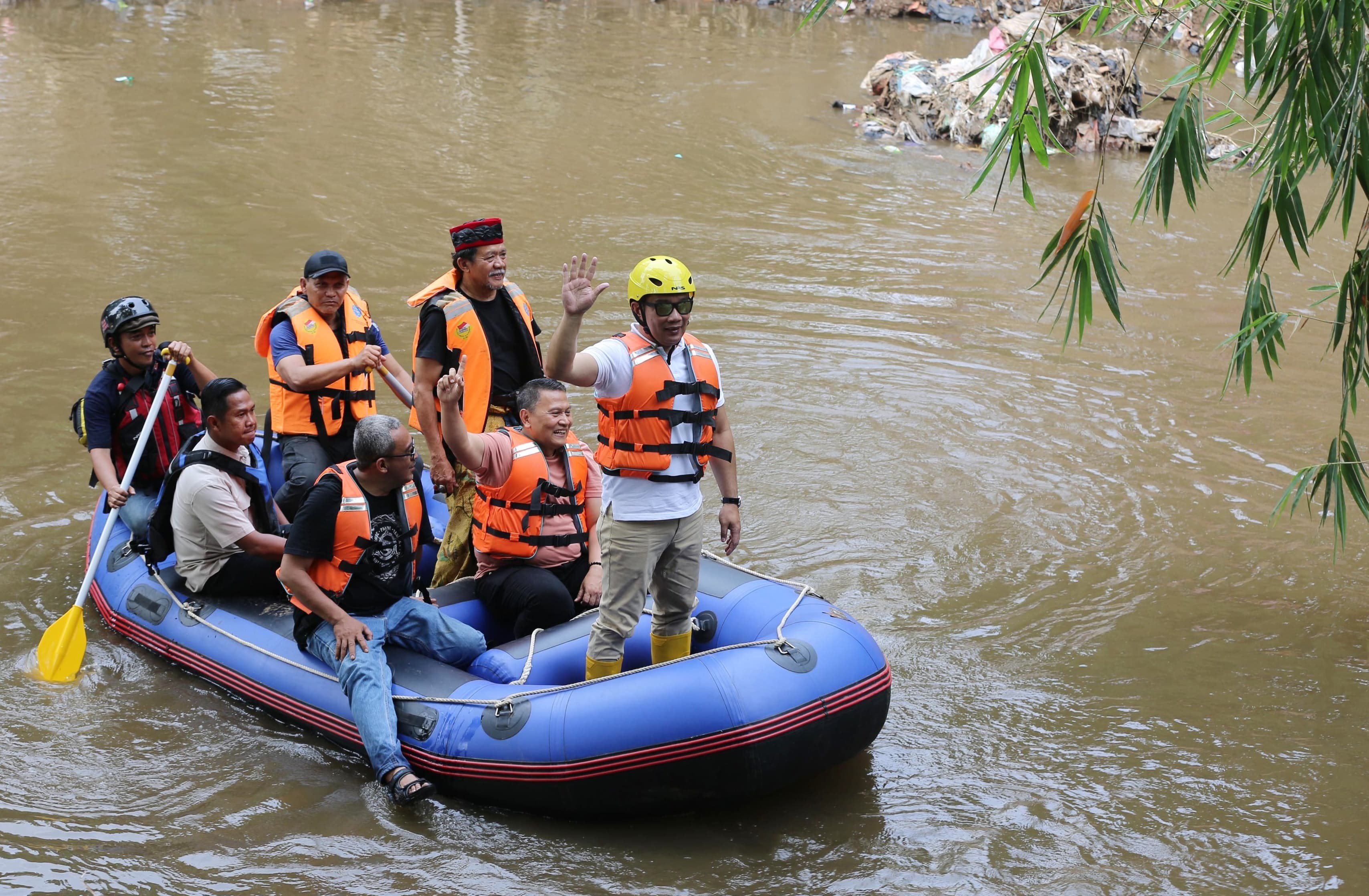 Calon Gubernur Jakarta nomor urut 1, Ridwan Kamil  susuri sungai Ciliwung di Kawasan Condet, Jakarta Timur.  (BeritaNasional/HO TI Rido/Elvis Sendouw)