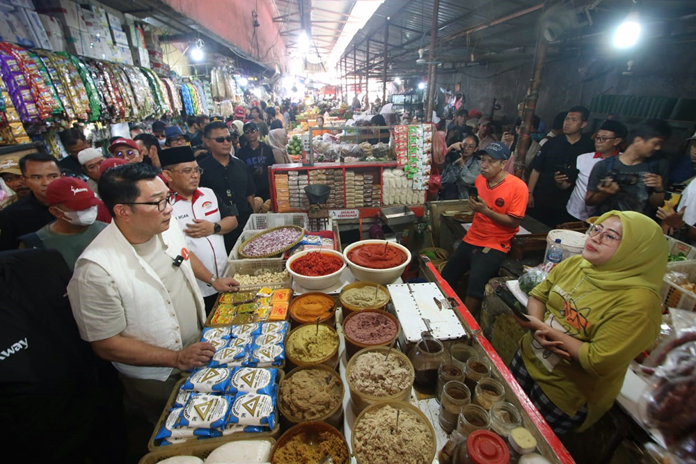 Ridwan Kamil sapa warga saat kampanye ke pasar Kebayoran Lama. (BeritaNasional/Elvis Sendouw)