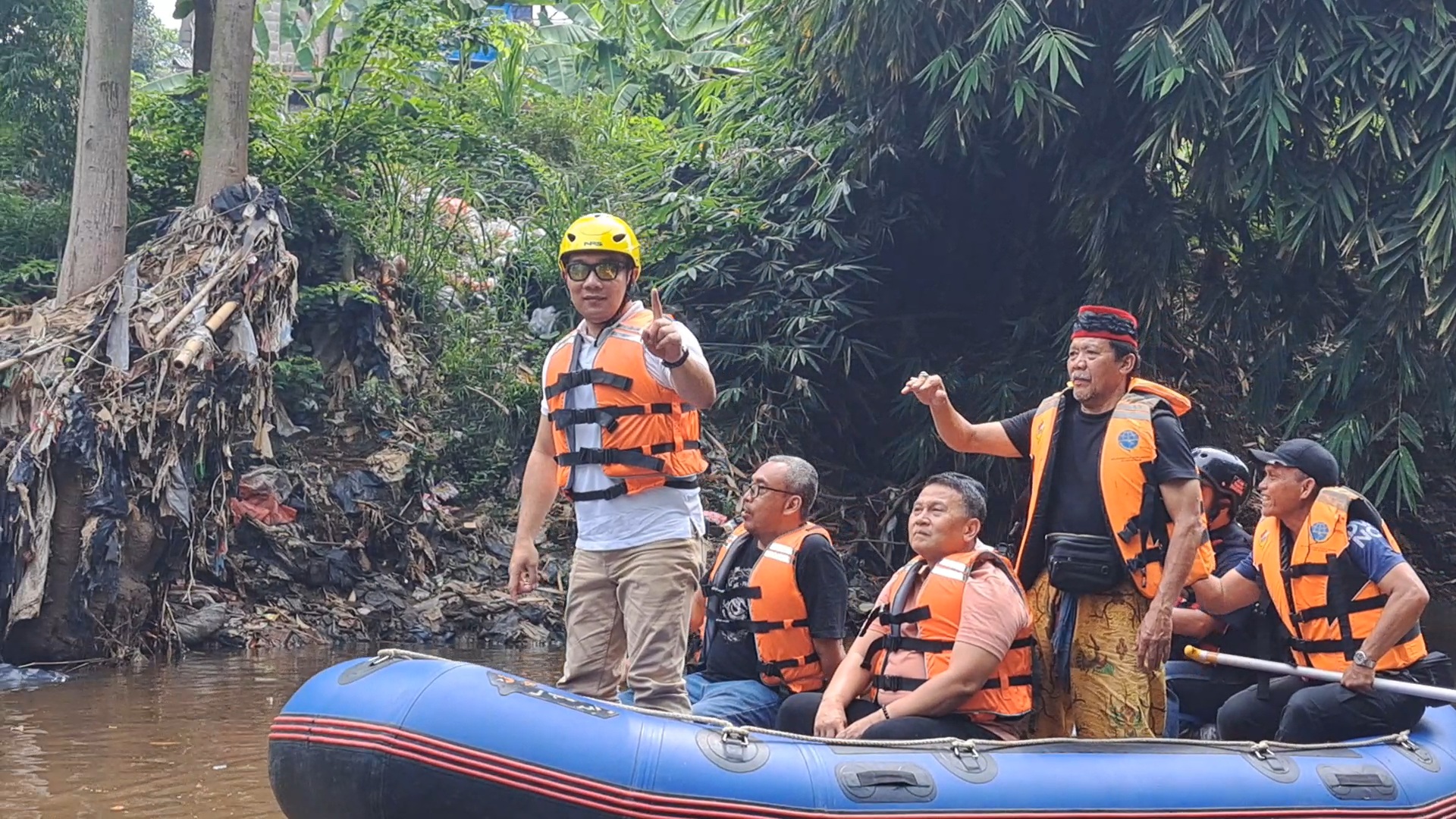 Ridwan Kamil Susuri Sungai Ciliwung Sambil Tampung Curhatan Warga Condet. (BeritaNasional/Lydia).