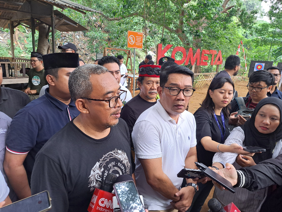 Cagub Jakarta Ridwan Kamil (dua dari kiri) saat diwawancarai bersama warga Condet, Jakarta Timur. (BeritaNasional/Lydia)