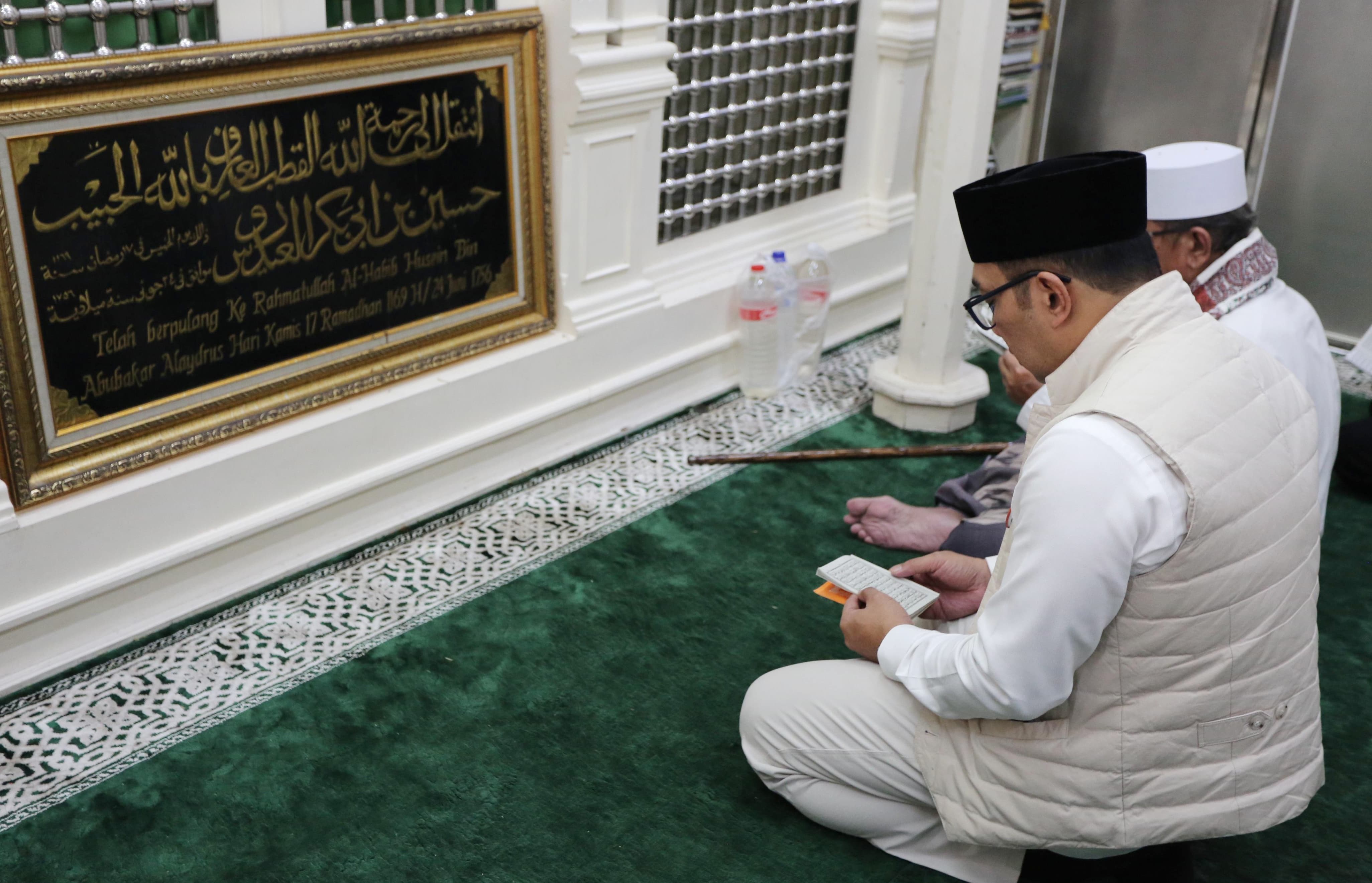 Calon Gubernur Jakarta nomor urut 1, Ridwan Kamil melakukan ziarah ke makam Habib Husein bin Abubakar Alaydrus dan sekaligus menyapa warga. (BeritaNasional/HO Tim Rido/Elvis Sendouw)