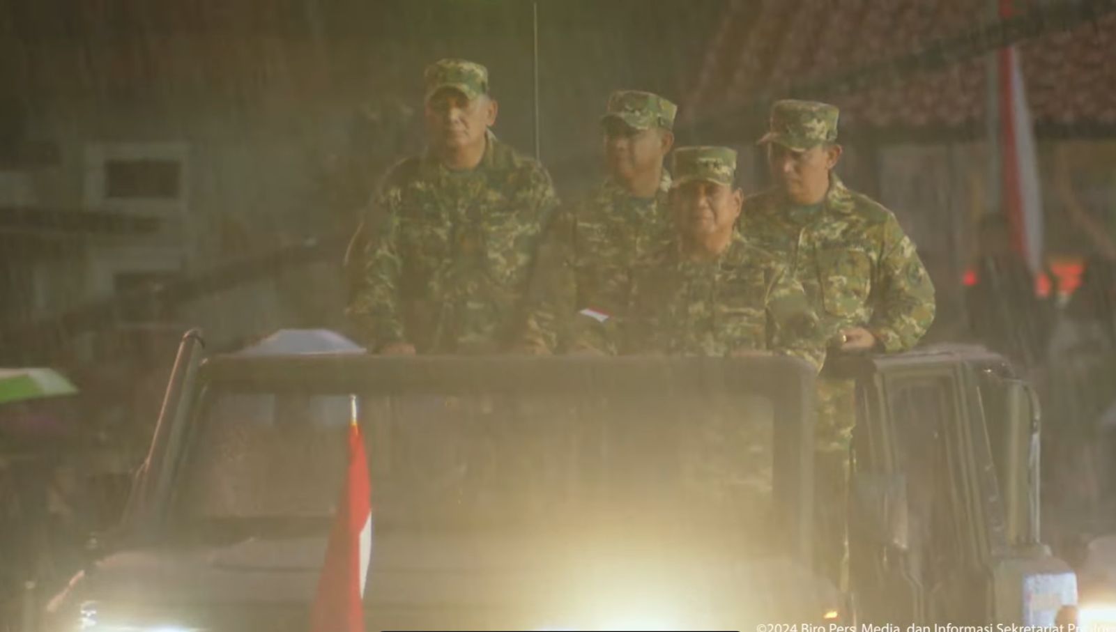 Presiden Prabowo Terobos Hujan untuk Inspeksi Pasukan Parade Senja di Akmil Magelang. (Foto/YouTube Sekretariat Presiden).