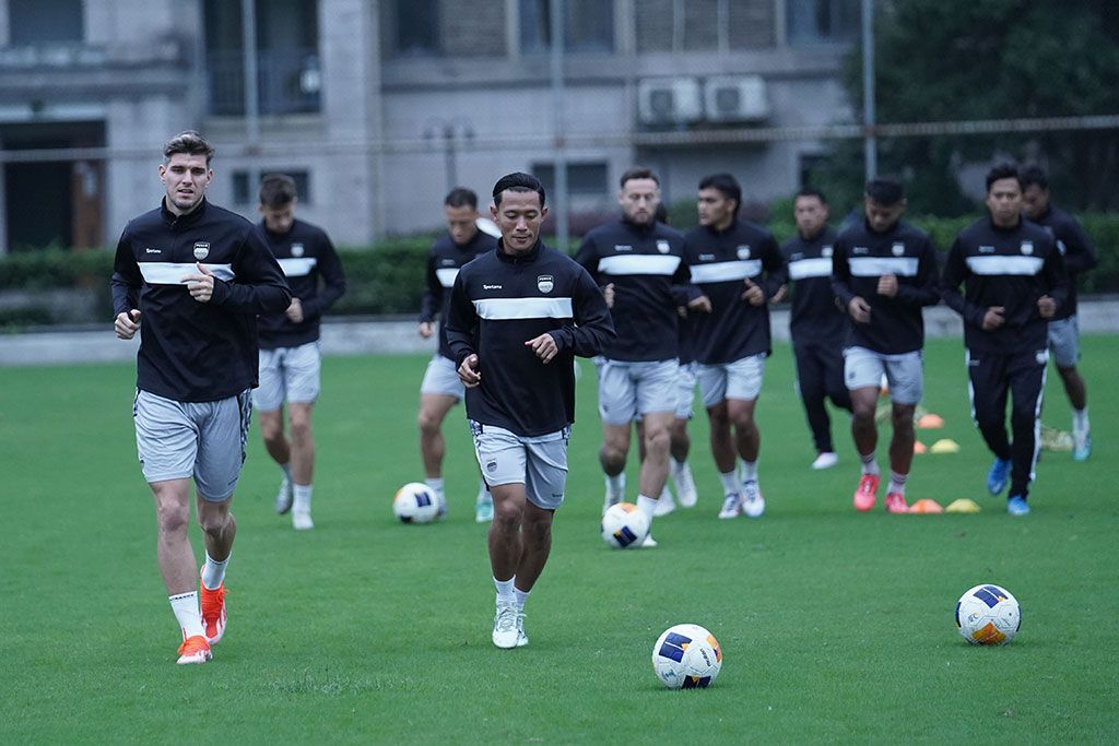 Skuad Persib berlatih di pusat latihan Zhejiang FC. (Foto/Persib)