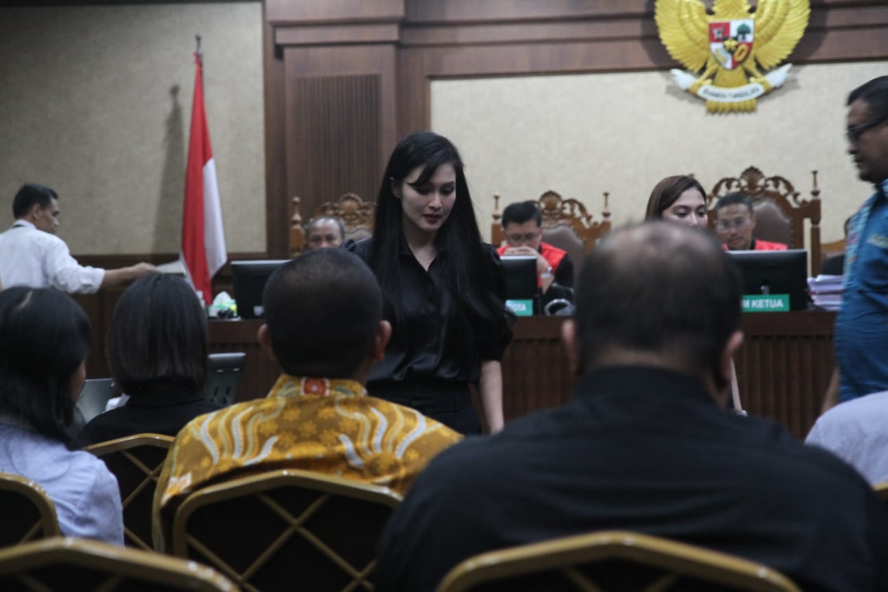 Istri Harvey Moeis, Sandra Dewi, saat akan memberi kesaksian di persidangan kasus korupsi dan TPPU. (BeritaNasional/Oke Atmaja)