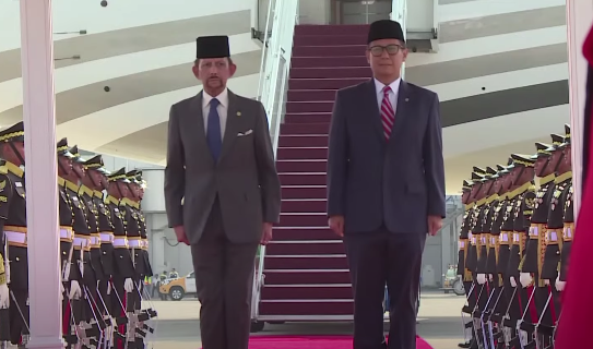 Sultan Brunei Darussalam Sultan Haji Hassanal Bolkiah (kiri) baru saja mendarat di Jakarta. (Foto/Setpres)