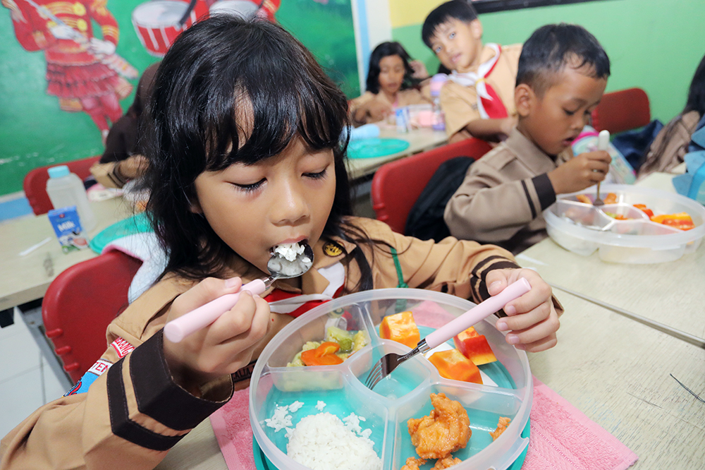 Anak Sekolah Dasar 5 Sukasari, Kota Tangerang, Banten, saat uji coba makan bergizi gratis. (BeritaNasional/Elvis sendouw