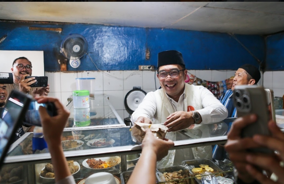 Cagub Jakarta Nomor Urut 1 Ridwan Kamil  bersama para relawan saat acara Gerakan Traktir Makan Siang (Foto/Tim Ridwan Kamil-Suswono).