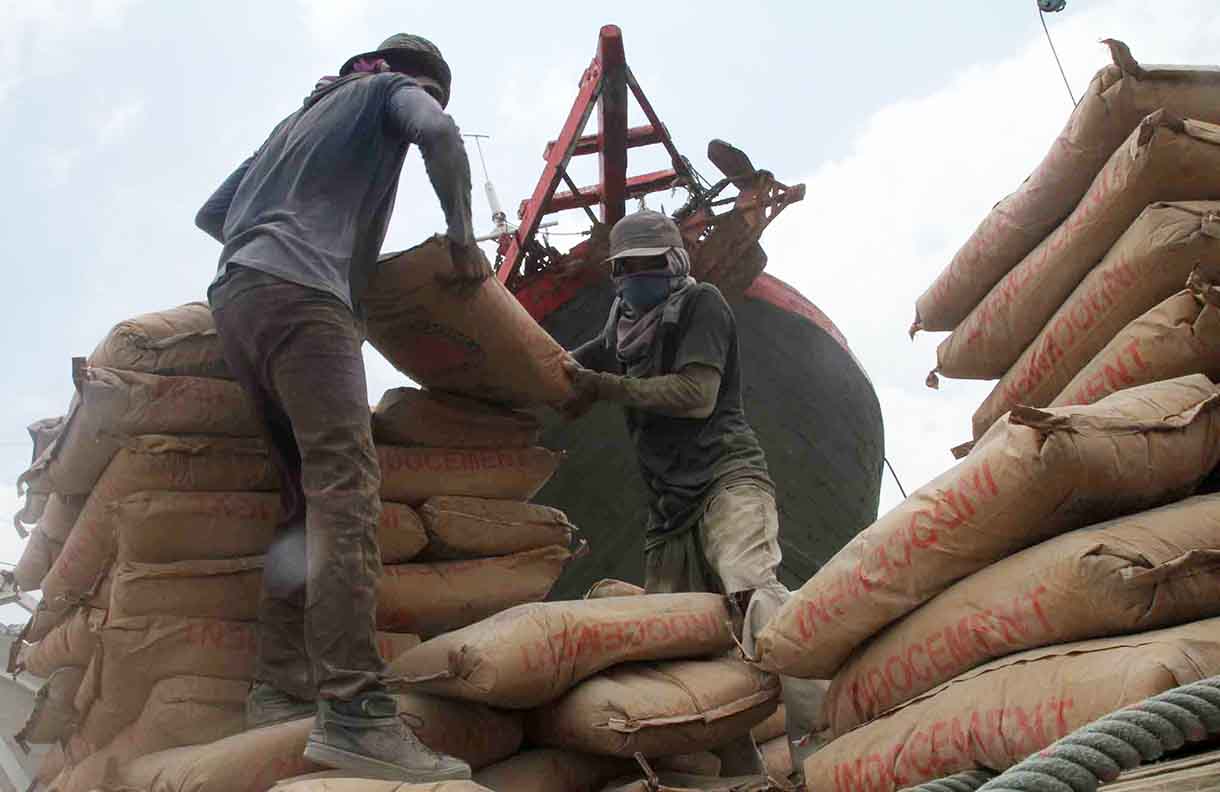 Pekerja mengangkat semen di Pelabuhan Sunda Kelapa, Jakarta, Sabtu (12/10/2024). (BeritaNasional.com/Oke Atmaja)