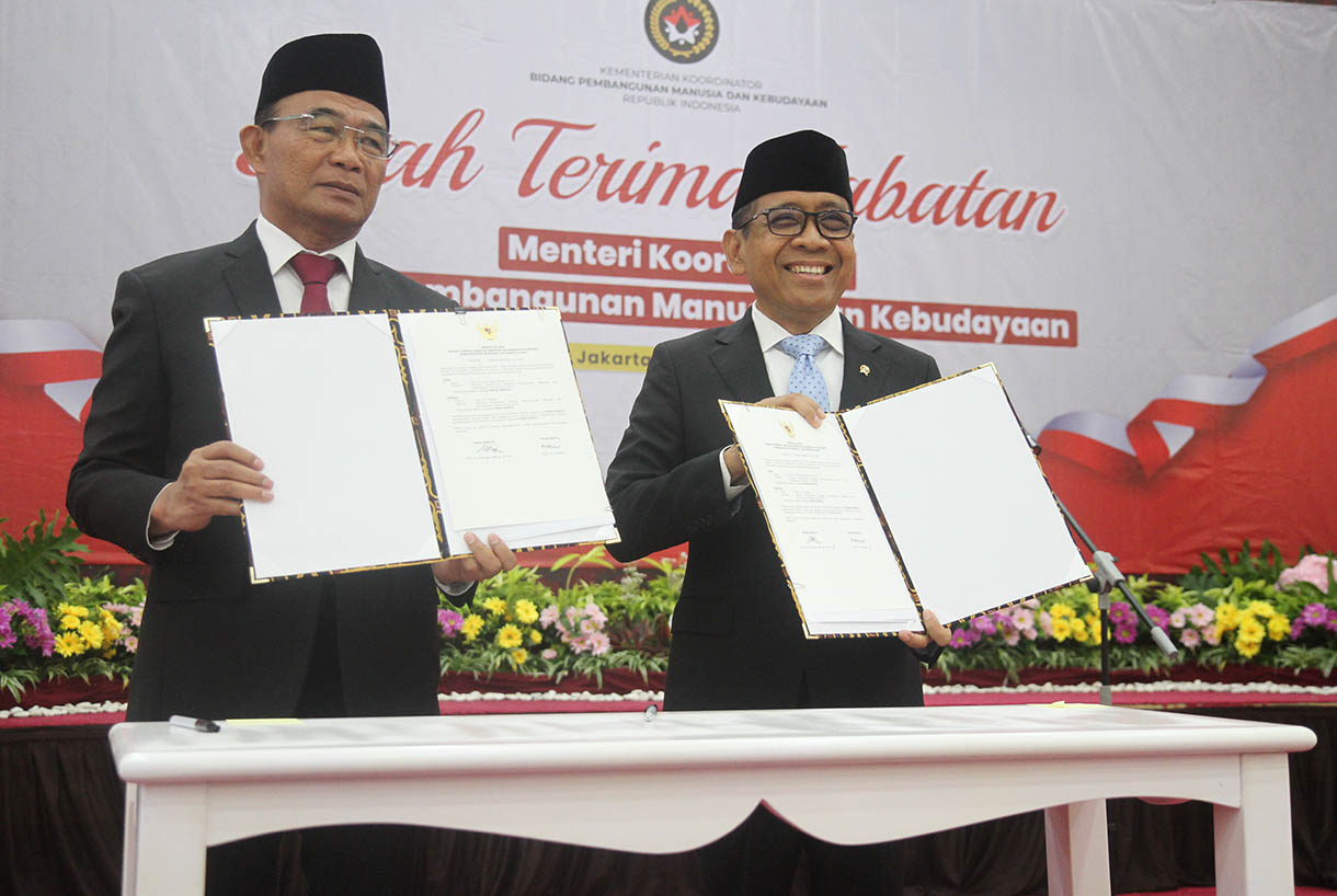 Serah terima jabatan Menko PMK (Menteri Koordinator bidang Pembangunan Manusia dan Kebudayaan) Periode 2019-2024 Muhadjir Effendy (kiri) kepada Menko PMK periode 2024-2029 Pratikno menunjukkan berita acara serah terima jabatan Menko PMK di Gedung Kemenko PMK, Jakarta, Senin (21/10/2024).(BeritaNasional.com/Oke Atmaja)