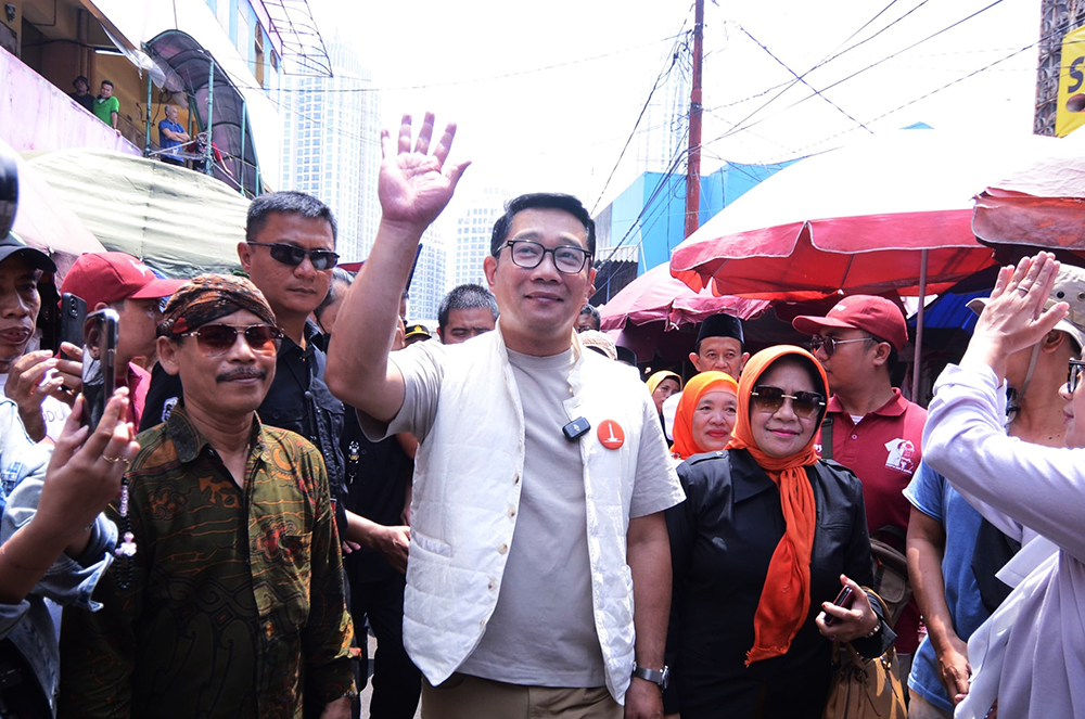 Cagub nomor urut 1 Ridwan Kamil (tengah) saat blusukan di Pasar Kebayoran Lama, Jaksel. (BeritaNasional/Elvis Sendouw))