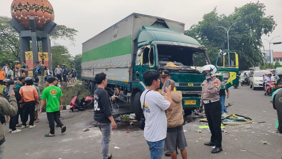 Viral aksi truk Kontainer melarikan diri setelah kecelakaan di Jalan Veteran. (Foto/Instagram @kabarciledug)