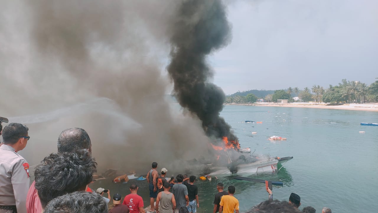 Suasana kebakaran speedboat yang ditumpangi cagub Maluku Utara Benny Laos. (Foto/dok polisi)