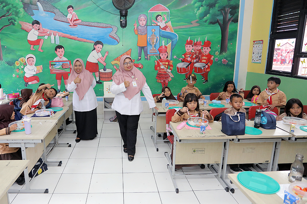 Anak Sekolah Dasar 5 Sukasari, Kota Tangerang, Banten, saat uji coba makan bergizi gratis. (BeritaNasional/Elvis sendouw)