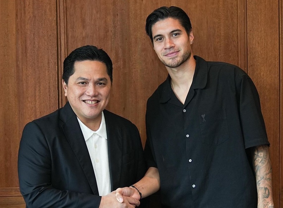 Ketum PSSI Erick Thohir (kiri) dan Kevin Diks (kanan). (Foto/instagram/erickthohir).