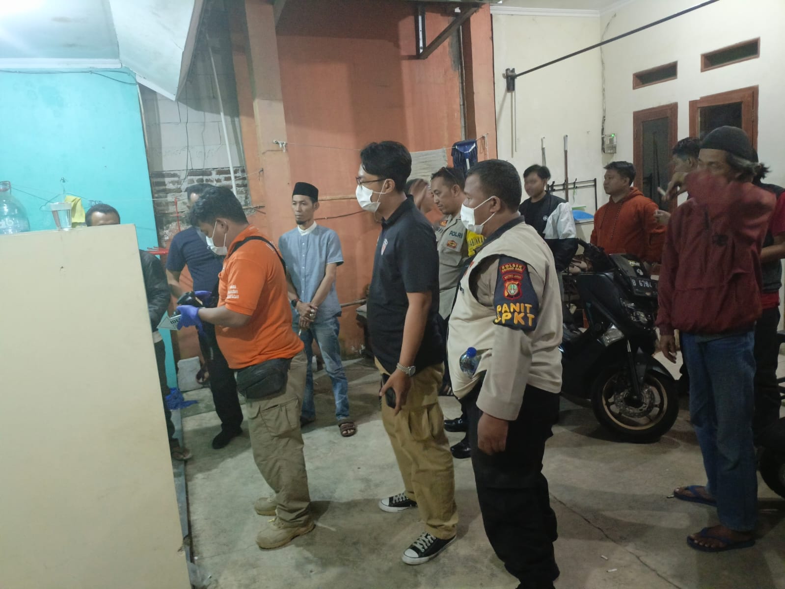 Polisi mendatangi lokasi jasad ibu dan bayi yang tewas di Bojongsari, Kota Depok, Jawa Barat (Foto/Dok Polres Metro Depok)