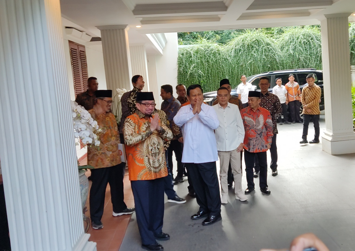 Ketua Majelis Syuro Salim Segaf Al-Jufri (dua dari kiri) bersama dengan Presiden Terpilih Prabowo Subianto (tiga dari kiri). (BeritaNasional/Ahda Bayhaqi)