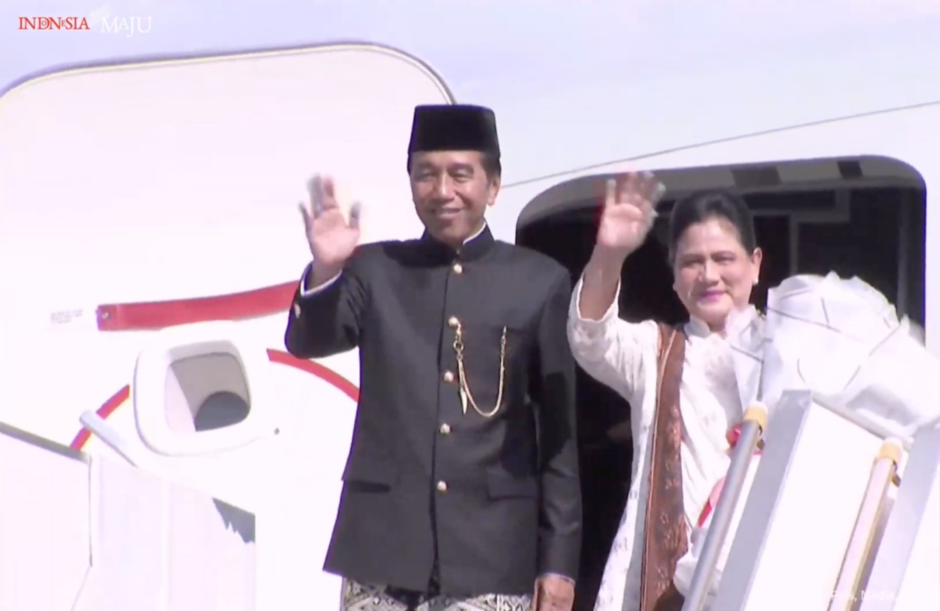 Jokowi dan Iriana saat di atas pesawat untuk pulang ke Solo. (Foto/YouTube Sekretariat Presiden).