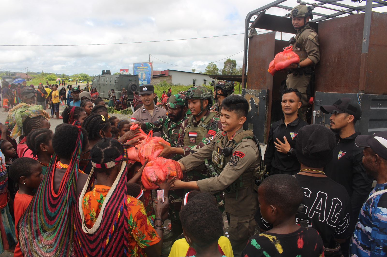 TNI-Polri telah membagikan 1.000 paket ke Warga Nduga (Foto/Dok TNI)