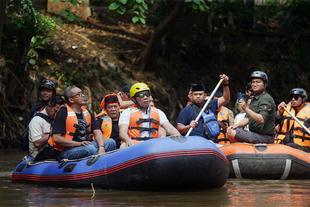 Cagub Jakarta Ridwan Kamil (helm kuning) menyusuri Sungai Ciliwung di kawasan Condet, Jakarta Timur. (BeritaNasional/HO TI Rido/Elvis Sendouw)