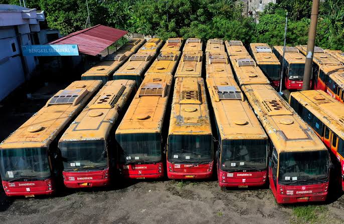 Bus Transjakarta yang sudah menjadi kendaraan bangkai. (BeritaNasional/Oke Atmaja)