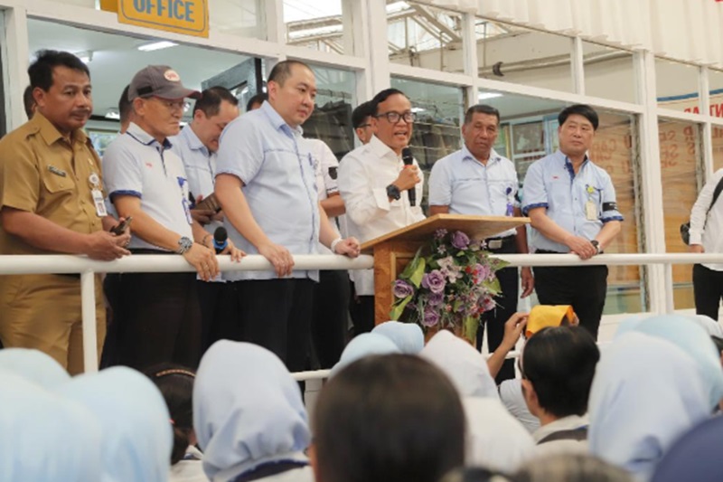 Wakil Menteri Ketenagakerjaan Immanuel Ebenezer Gerungan berkunjung ke Sritex (Foto/Kementerian Ketenagakerjaan)