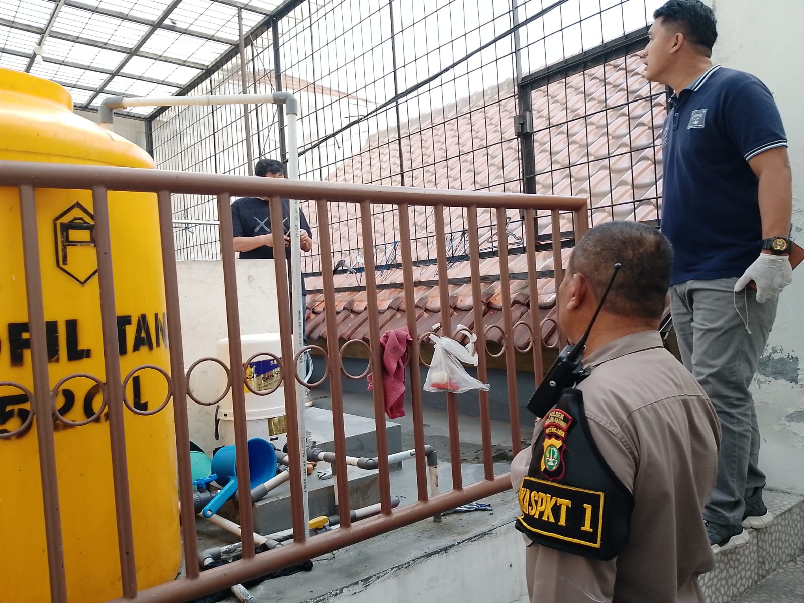 Polisi mengecek toren tempat seorang wanita ditemukan tewas. (Foto/dokumentasi Polres Jakut)