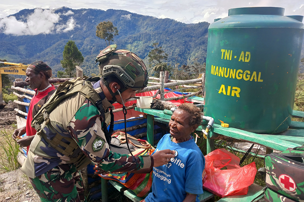 Satgas Yonif 509 Kostrad, khususnya Pos Bilogai pimpinan Lettu Inf Abdian Mardhani, menggelar Kegiatan Teritorial bertajuk “Pelayanan Kesehatan (Yankes) Gratis”. (BeritaNasional/HO TNI/Elvis Sendouw)