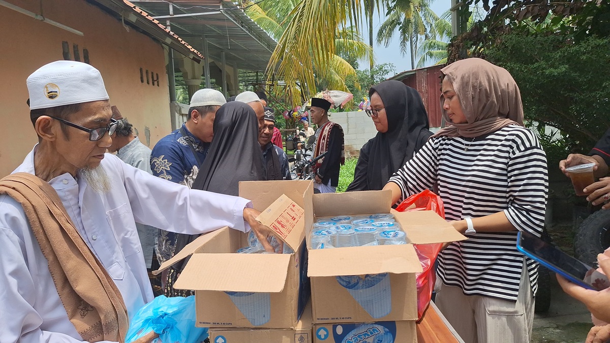 Program Jumat Berkah Divisi Humas Polri di Masjid Bani Sulaeman, Citeureup, Kabupaten Bogor (Beritanasional/Bachtiarudin Alam).