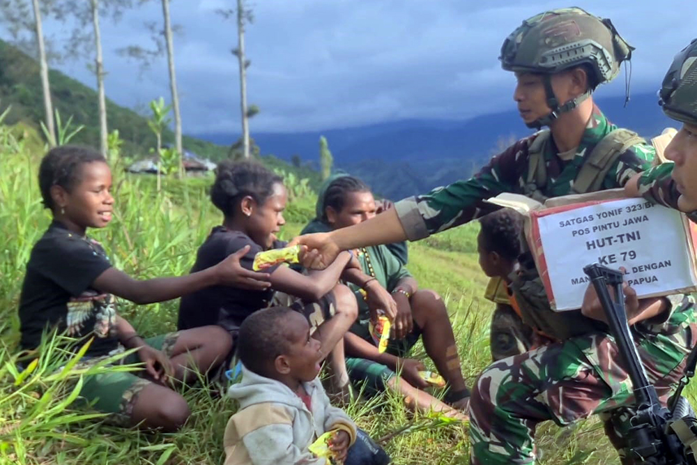 atuan Tugas Batalyon Infanteri (Satgas Yonif) Raider 323/Buaya Putih Kostrad, membagikan paket sembako epada warga Kampung Wombru, Papua. (BeritaNasional/HO TNI/Elvis Sendouw)