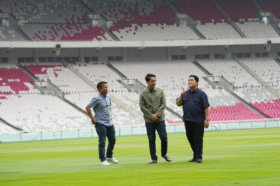 Ketua Umum PSSI Erick Thohir (kanan) saat meninjau SUGBK. (Foto/PSSI).