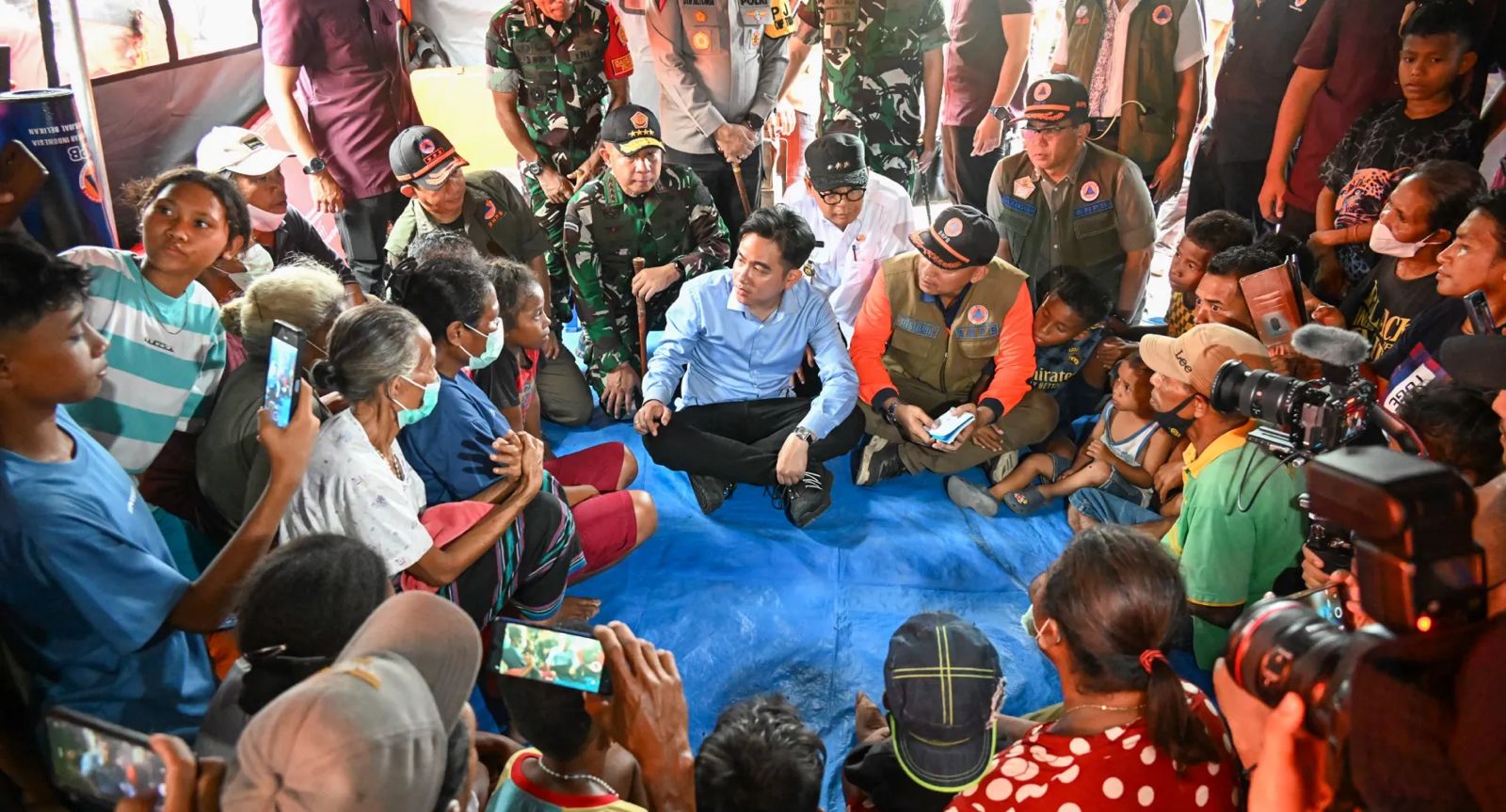 Wakil Presiden (Wapres) Gibran Rakabuming meninjau langsung para warga terdampak erupsi Gunung Lewotobi Laki-laki. (Foto/Setwapres)