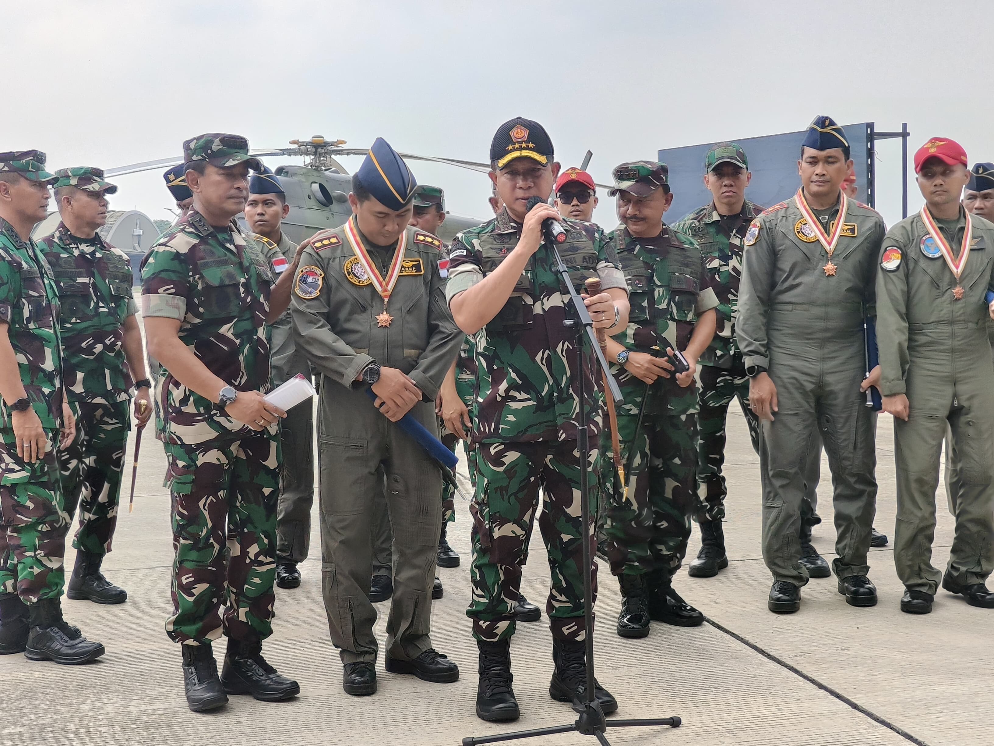 Panglima TNI Jenderal Agus Subiyanto menyambut kedatangan 24 prajurit. (Foto/istimewa).