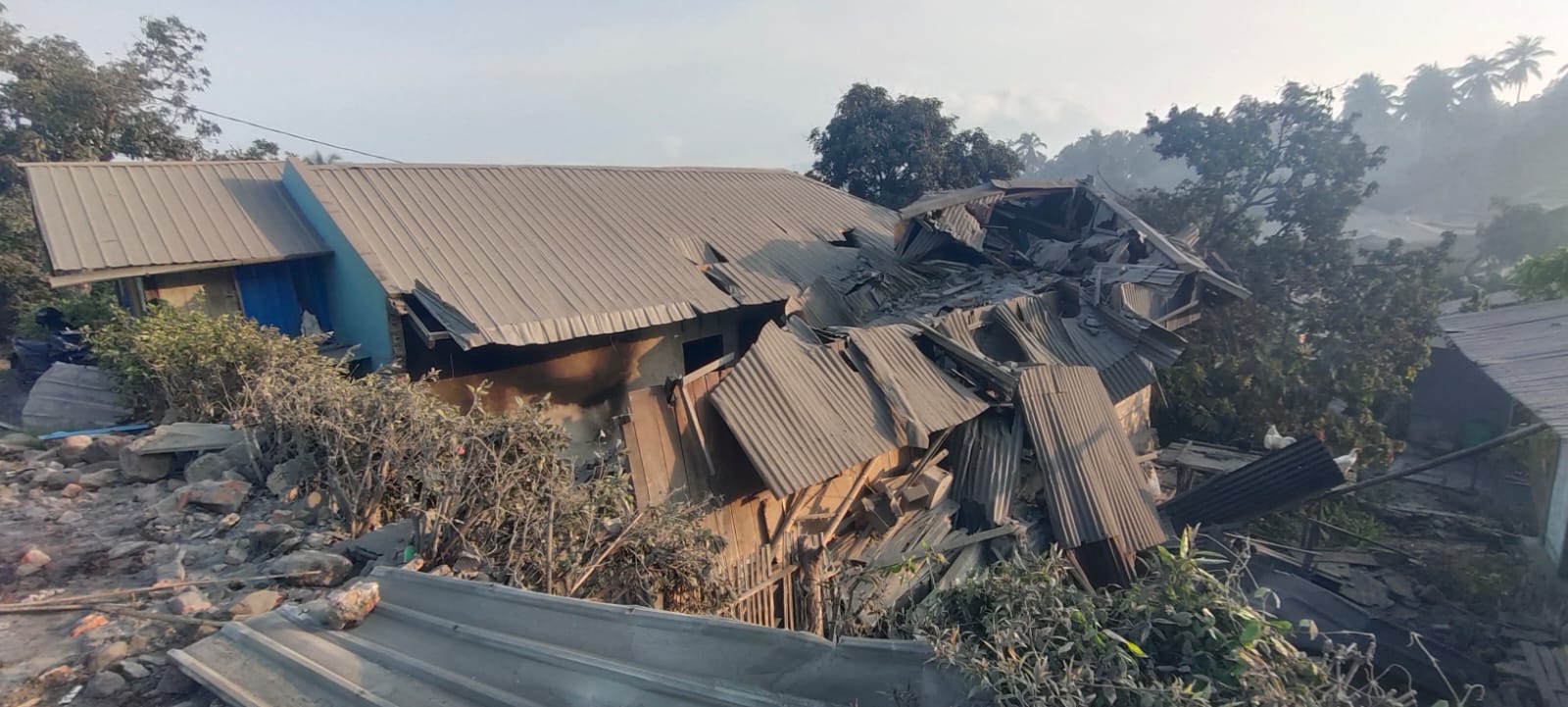 Rumah terdampak abu vulkanik Gunung Lewotobi Laku-laki. (Foto/BNPB)