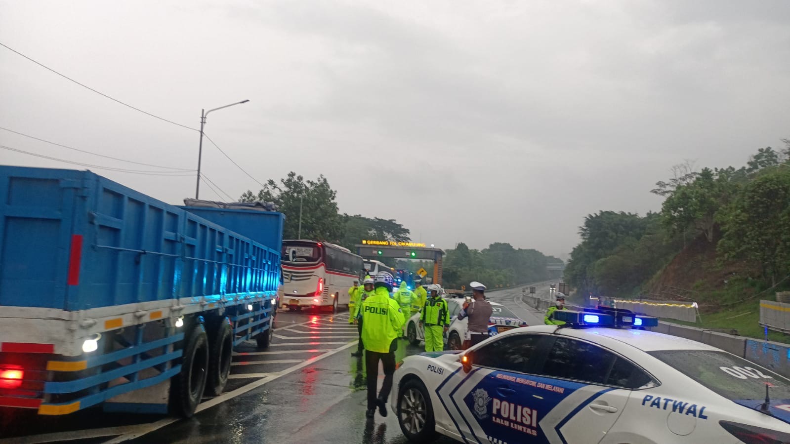 Polisi melakukan olah TKP di Tol Cipularang KM 92. (Foto/Jasa Marga).