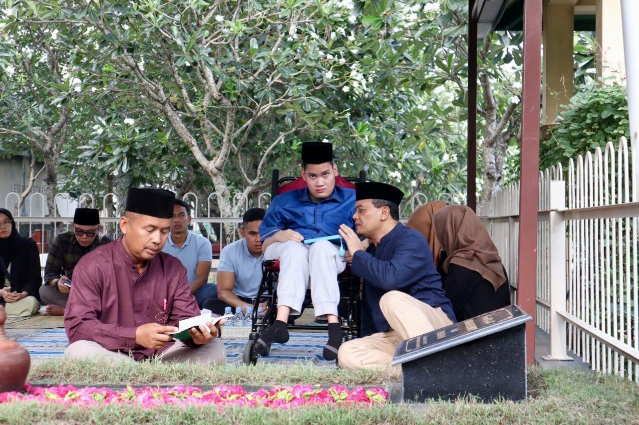 Ahmad Luthfi Ziarah ke Makam Istri. (Foto/Kontributor/Febri Mustafat).