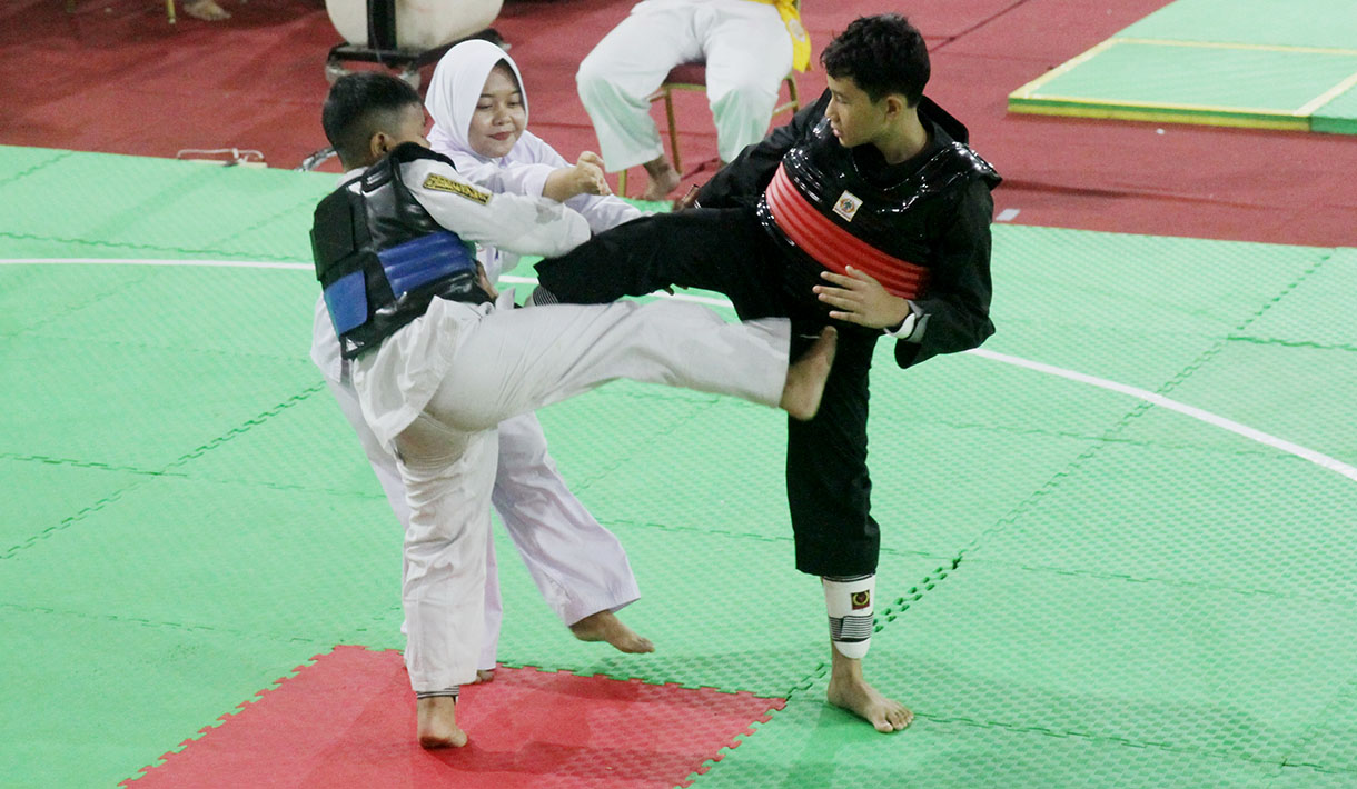 Aksi Para Pesilat di Kejuaraan Jakarta Nasional Pencak Silat  Dua pesilat bertanding pada event kejuaraan Jakarta Nasional Pencak Silat, di Gelanggang Olah Raga (GOR) Ciracas, Jakarta,Minggu(17/11/2024.(BeritaNasional.com/Oke Atmaja)