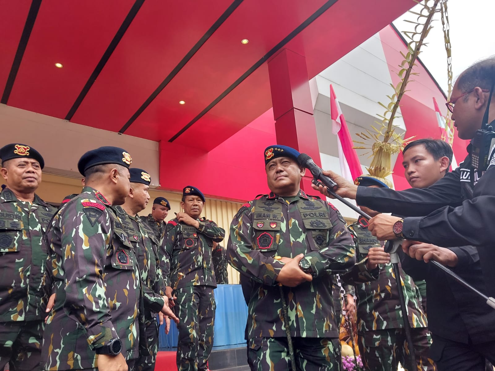 Dankor Polri Komjen Imam Widodo (kanan) seusai acara di Mako Brimob, Depok. (Foto/Istimewa)