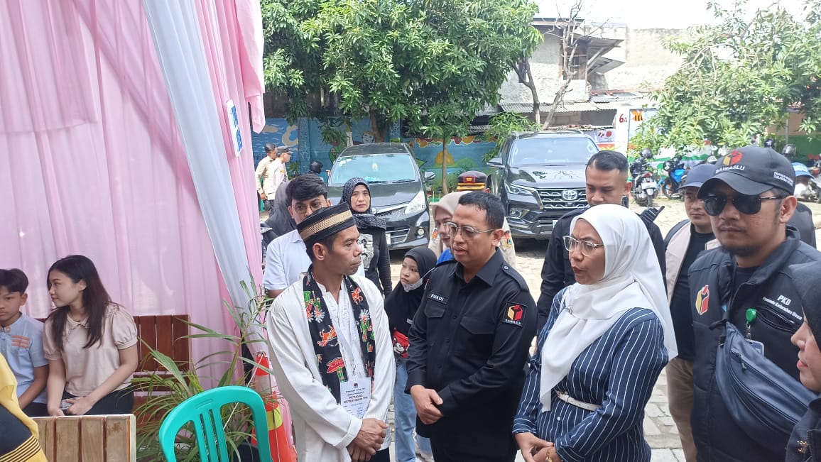 Anggota Bawaslu  Puadi memantau langsung untuk mengawasi jalannya pemungutan suara di Tempat Pemungutan Suara (TPS) 028 yang berada di Sekolah Dasar (SD) Sukabumi Utara, Kebon Jeruk. (Foto/Bawaslu).